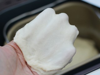 5、酒酿排包,启动面包机揉面程序揉至粗膜状态