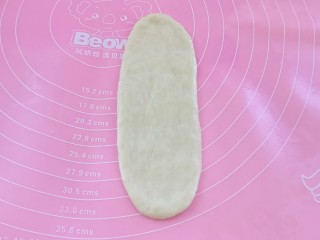 10、酒酿排包,取一个松弛好的面团擀开