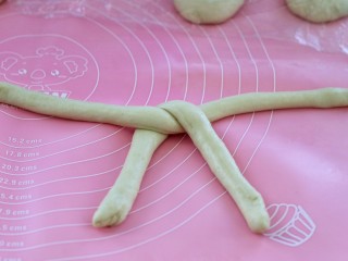 13、酒酿排包,每两条为一组如上图开始编辫子