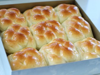 21、酒酿排包,出炉后在表面趁热刷上融化的黄油即可