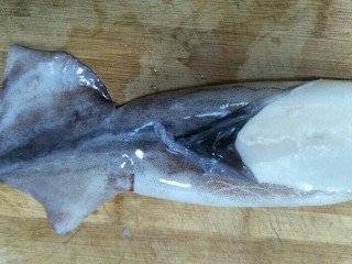 3、香酥鱿鱼圈,把鱿鱼外的一层膜剥掉。