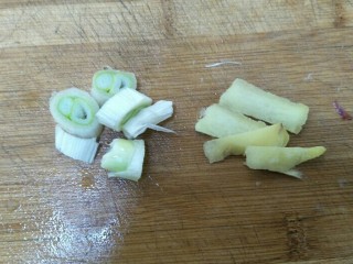 6、香酥鱿鱼圈,葱切成段，姜切成片。