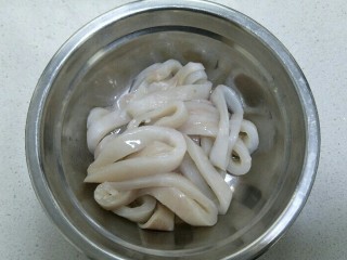 7、香酥鱿鱼圈,把切好的鱿鱼圈放在一个盆子里。