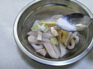 8、香酥鱿鱼圈,盆里加入料酒，葱段和姜块，再加少许盐。