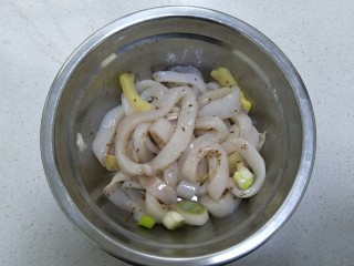 9、香酥鱿鱼圈,接着加入孜然和胡椒粉搅拌均匀，腌制二十分钟。