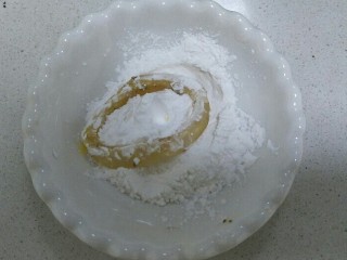 11、香酥鱿鱼圈,把鱿鱼圈，先沾满淀粉。