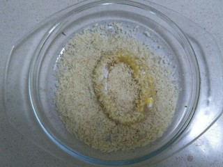 13、香酥鱿鱼圈,最后沾均匀面包糠。