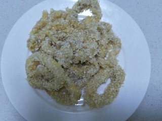 14、香酥鱿鱼圈,依次把所有的鱿鱼圈都做成成这样。