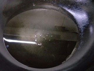 15、香酥鱿鱼圈,锅中放油加热。