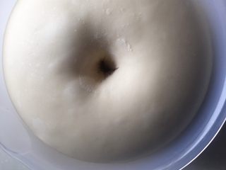 8、培根芝士卷,发酵到约两倍大，手指沾面粉戳洞不回缩不塌陷