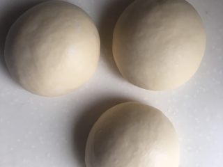 9、培根芝士卷,将面团平均分成6份，滚圆，松弛15分钟（这步忘拍了，找了张别的图凑一下）
