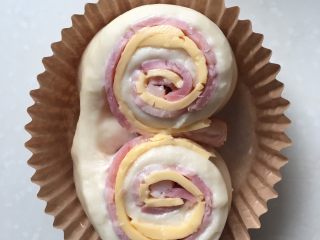 14、培根芝士卷,全部整形好后排入烤盘，置于温暖湿润处进行最后发酵，到用手指轻按面团会缓慢回弹