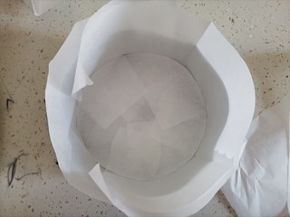 2、酸奶芝士蛋糕,先把6寸蛋糕模具铺好油纸