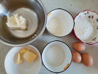 4、酸奶芝士蛋糕,称好所有食材备用
