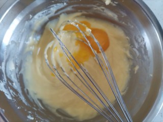 7、酸奶芝士蛋糕,3个蛋黄分次加入，每次加入后搅拌均匀至顺滑状态再加下一个蛋黄，继续搅拌均匀至顺滑状态