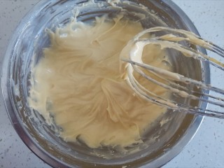 11、酸奶芝士蛋糕,画“z”字搅拌至顺滑状态