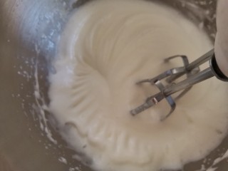 14、酸奶芝士蛋糕,打发至出现明显纹路时加入最后的白砂糖