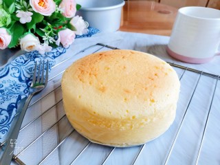 21、酸奶芝士蛋糕,烤好在烤箱里焖20分钟再取出来晾凉后脱模