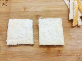 2、西士多,吐司切成四边