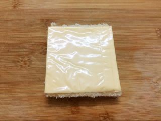 3、西士多,把芝士片放在一片吐司上