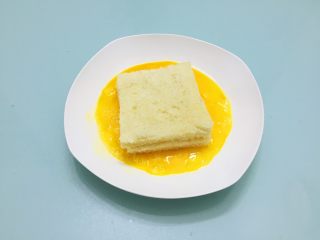 6、西士多,把夹着芝士吐司放入蛋液中沾满蛋液