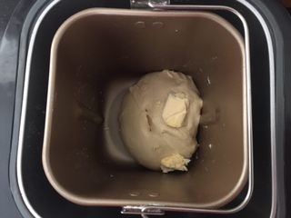 6、黑白小熊挤挤包,加入黄油继续揉匀。