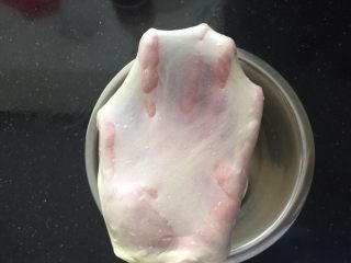 8、黑白小熊挤挤包,揉到面能拉出细腻薄膜的扩展阶段。