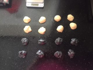 12、黑白小熊挤挤包,将发酵好的面团分割，分16个16克的小面团，黑色8个和白色8个，剩下的面团放着做耳朵用。
