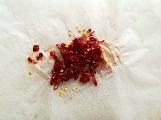 3、孜然牛肉串,干辣椒切碎备用，如果有辣椒粉更好