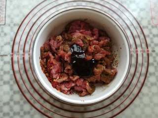 5、孜然牛肉串,加入生抽，蚝油，芝麻油