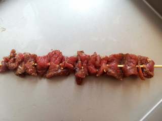 8、孜然牛肉串,把腌好的牛肉用牙签依次串好，自己吃可以多串一些