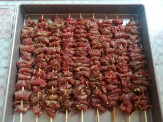 9、孜然牛肉串,不想烤2次，串了9串刚好一个金盘的份量，如果家里人多，可以串少一点，看起来份量就多一点了