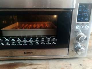 10、孜然牛肉串,牛肉串放入预热好的烤箱中下层，上火160度，下火170度烤10分钟，烤出腌制牛肉的调味酱水份，烤出来的水份倒掉