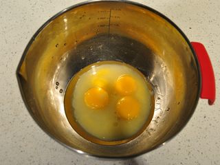 1、日式豆乳盒子蛋糕,将蛋黄、细砂糖（10克）、玉米油和水放入盆中。