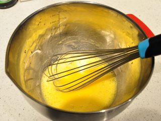 2、日式豆乳盒子蛋糕,用手动打蛋器混合均匀。