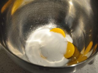 18、日式豆乳盒子蛋糕,接下来制作豆乳酱，细砂糖全部加入到蛋黄中。