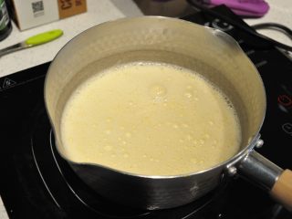 26、日式豆乳盒子蛋糕,再将混合好的液体倒回锅中，用小火加热。