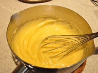 27、日式豆乳盒子蛋糕,一边加热一边用打蛋器不停搅拌。