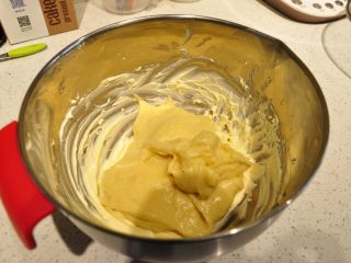 32、日式豆乳盒子蛋糕,冷却好的豆乳加入到奶油奶酪中