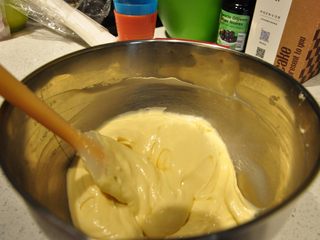 33、日式豆乳盒子蛋糕,将豆乳与奶油奶酪混合均匀。