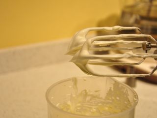 37、日式豆乳盒子蛋糕,淡奶油打至九分发的状态即可。