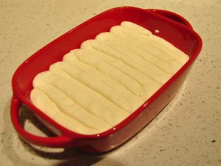 41、日式豆乳盒子蛋糕,挤上一层淡奶油。