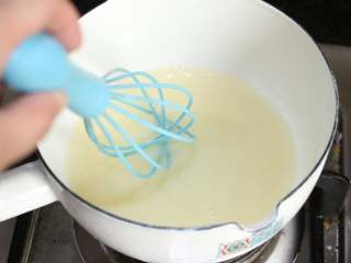 1、黄油曲奇,小奶锅座炉上,加入牛奶和砂糖,加热至糖完全溶化,然后离火放一边冷却待用。