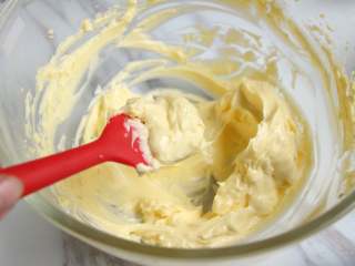 3、黄油曲奇,接着分三次加入冷却的牛奶糖水液,打发直到面糊变得有光泽,黄油会渐渐变得蓬松、轻盈,体积稍变大,颜色也会稍变浅。不能直接倒入还没冷却的牛奶糖液或一次倒入所有的牛奶糖液,这些操作都容易出现水油分离的情况。