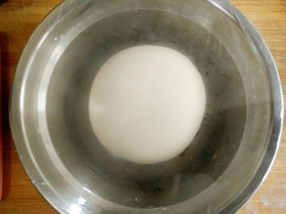 5、香麻饼,揉成光滑面团，盖保鲜膜醒发。