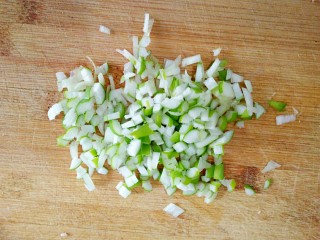 6、香麻饼,葱切成葱花。