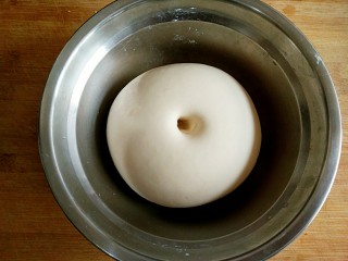 8、香麻饼,醒发好的面团按窝不回弹。