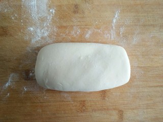 9、香麻饼,将醒发好的面团再次排气揉匀。