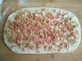 13、香麻饼,再均匀撒一层火腿碎。