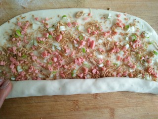 14、香麻饼,沿着一边卷起。